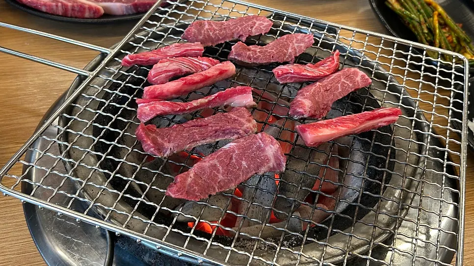 숯불에 올린 한우 갈빗살