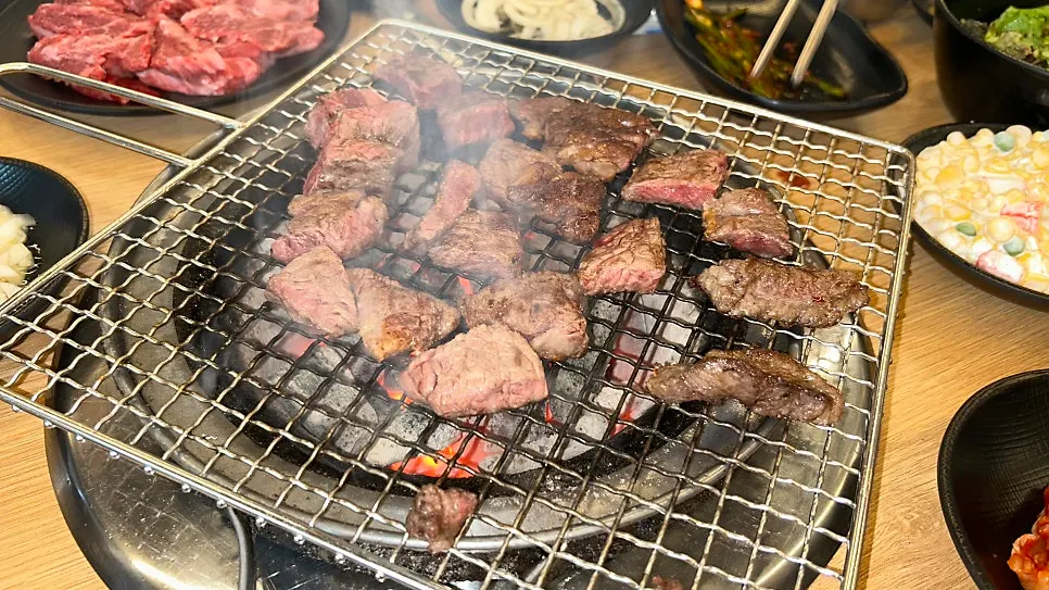 불판 위 고기를 굽는 장면