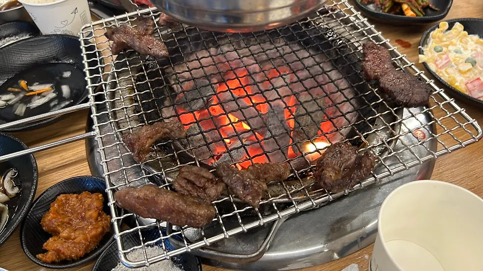 양껏 차려진 한우 구이 상차림