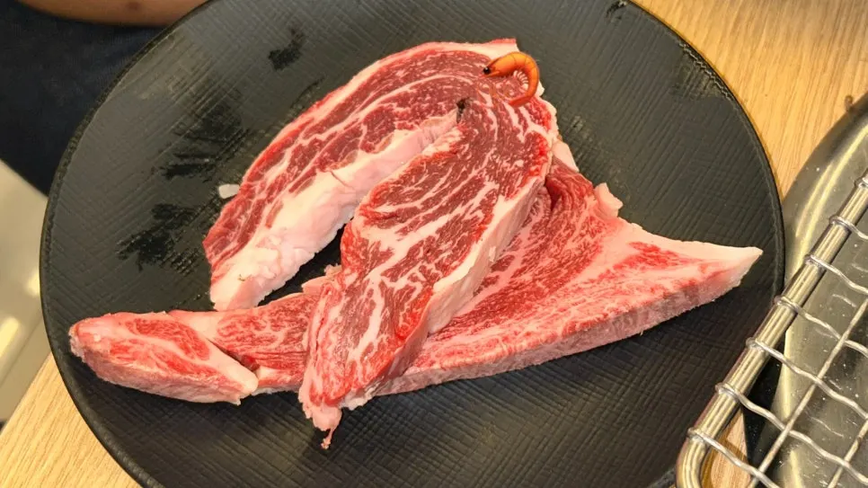 빛깔 좋은 한우 새우살 접시