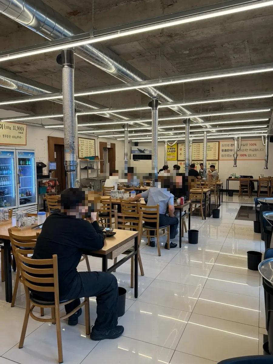 Interior and seating of Jangpro Hanwoo Galbitsal