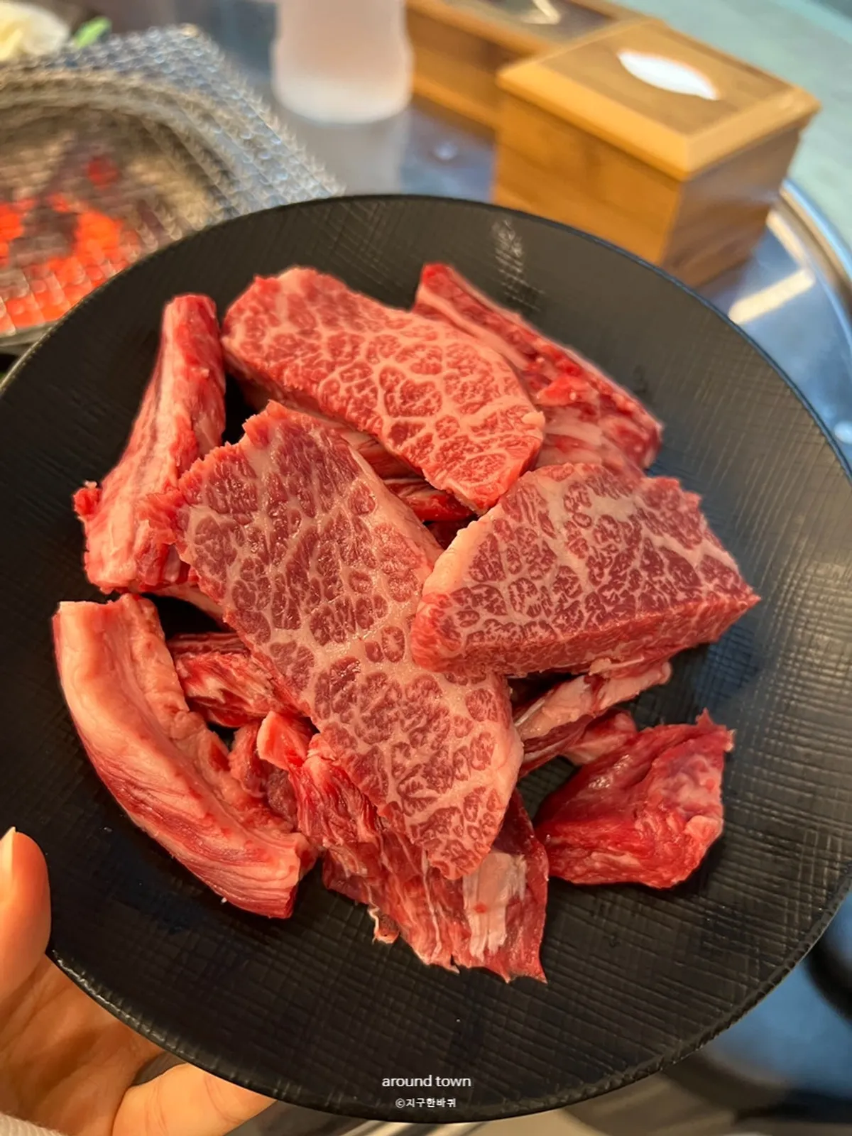 주문한 한우 갈빗살 한 접시와 된장찌개 상차림