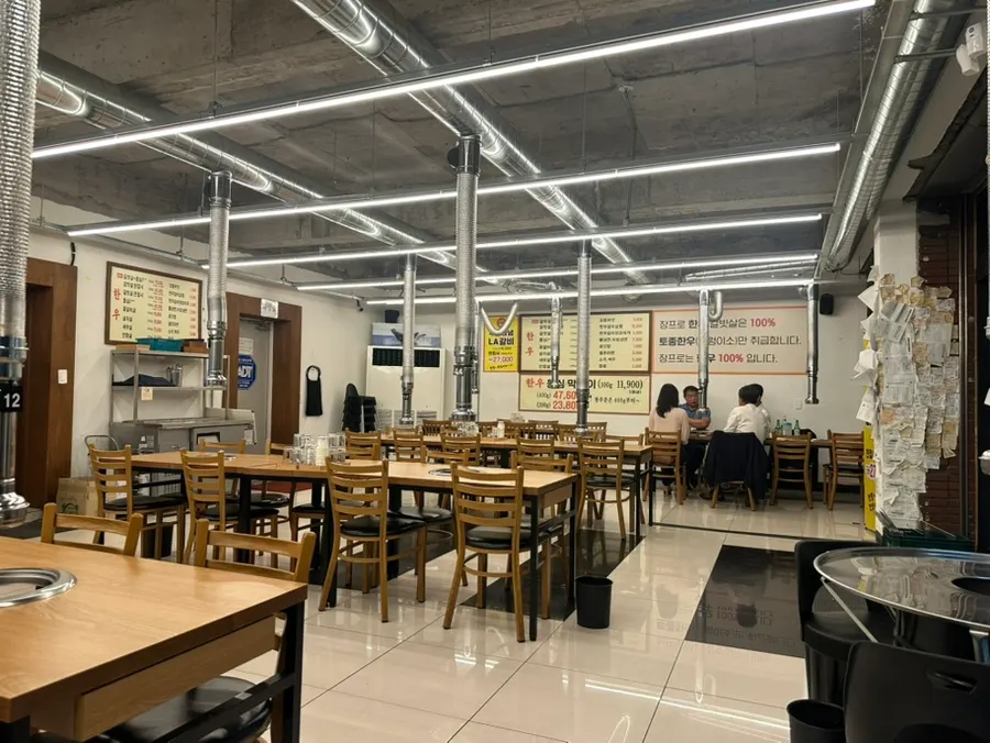 Interior of Jangpro Hanwoo Galbitsal with widely spaced tables