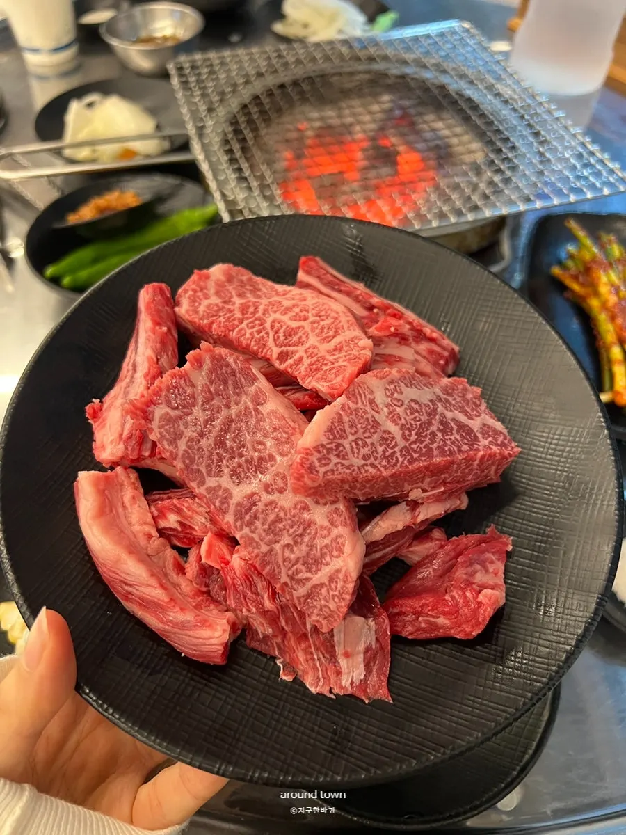 100% 한우 누렁소 갈빗살 안내가 있는 매장 모습