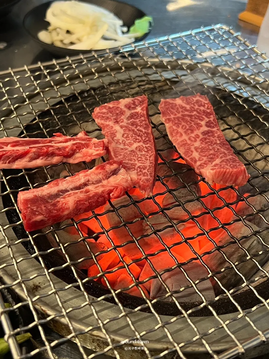 불판 위에 올린 한우 갈빗살