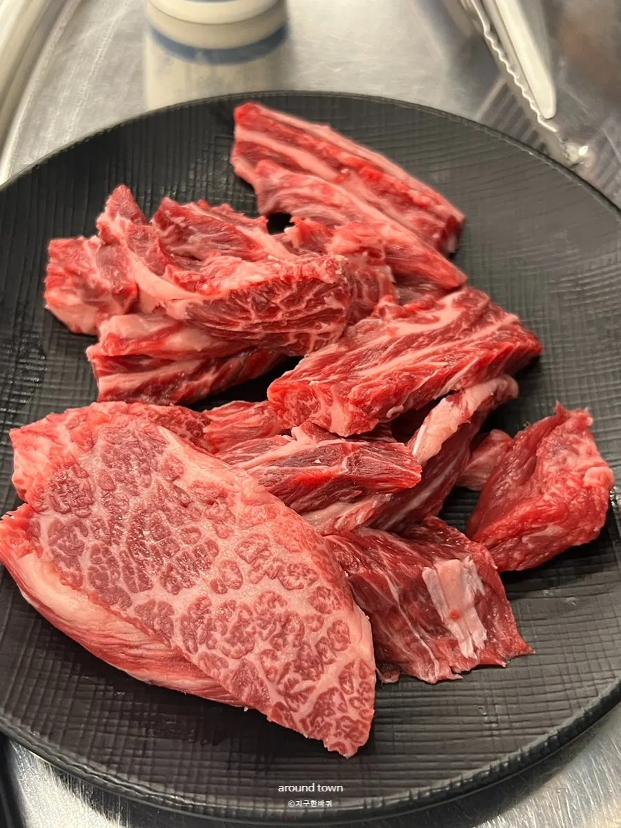 겉면만 노릇하게 구운 한우 갈빗살