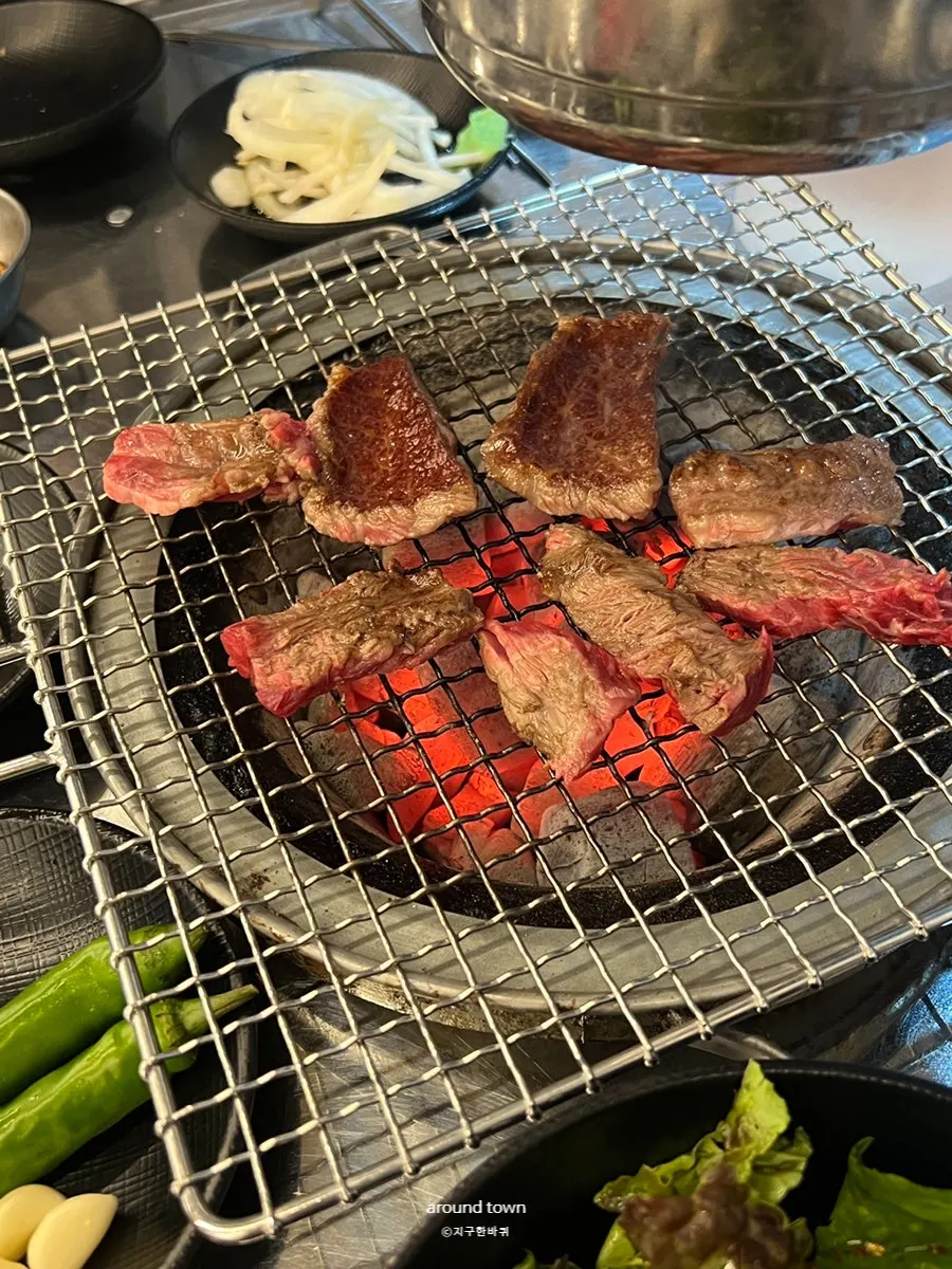 한 점 집어 든 구운 한우 갈빗살