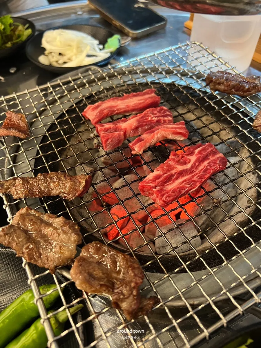 곁들임과 함께 먹는 한우 갈빗살