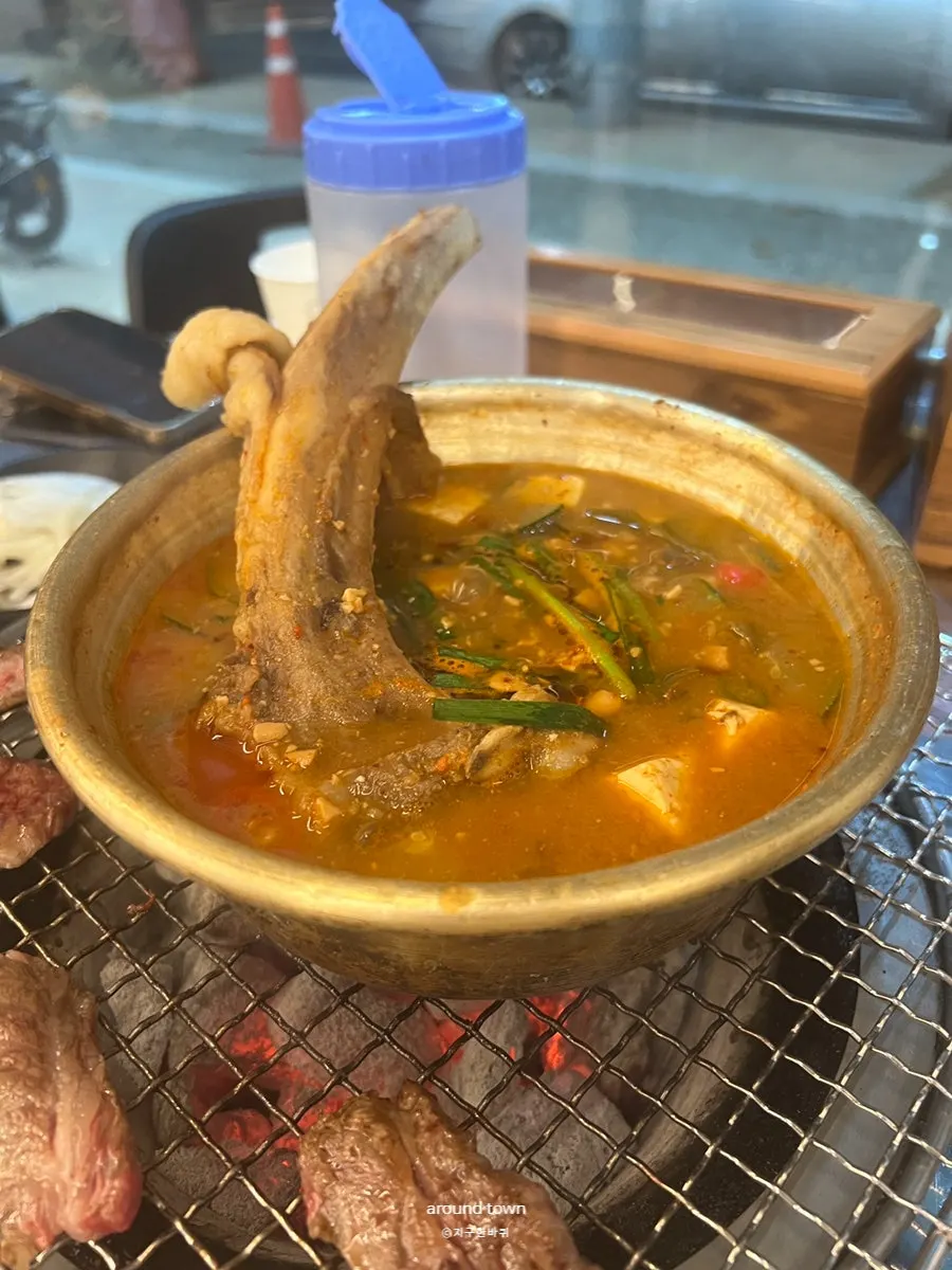 거의 비워진 불판 위 한우 갈빗살