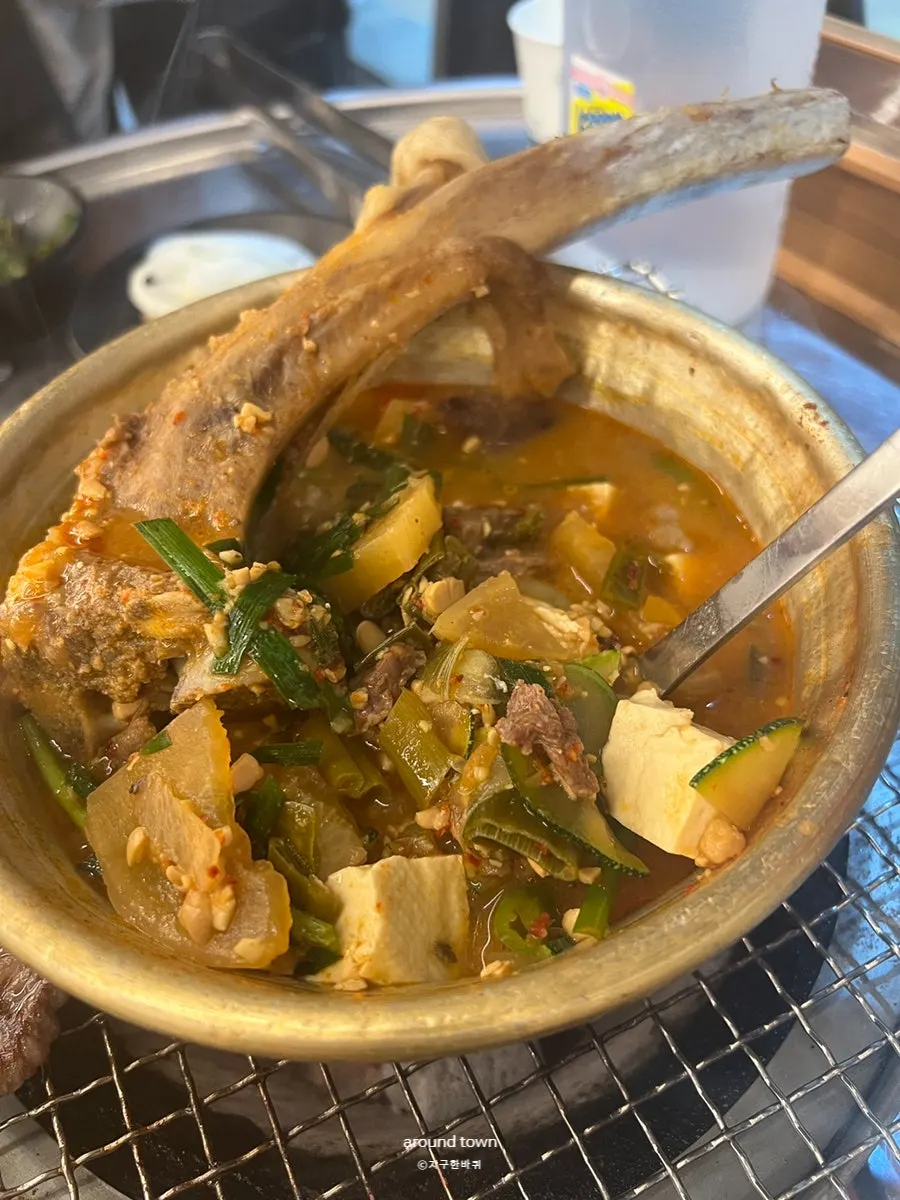 큼지막한 뼈가 통째로 들어간 된장찌개