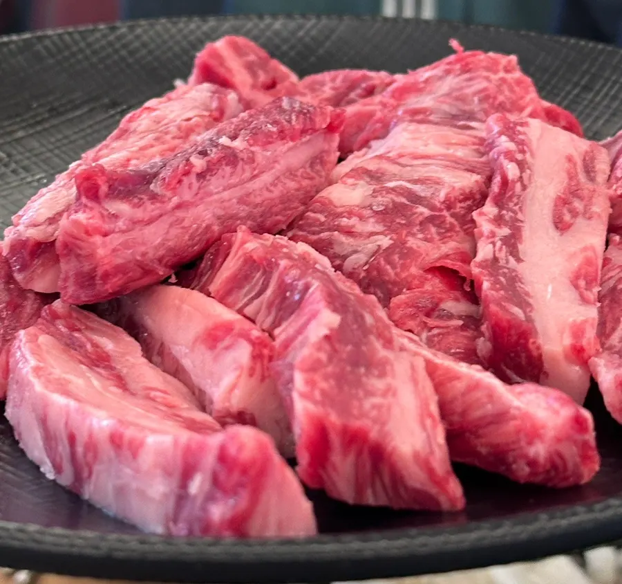 숯불에 올린 한우 갈빗살