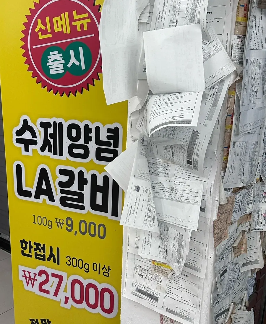 테이블 간격이 넉넉한 매장 내부
