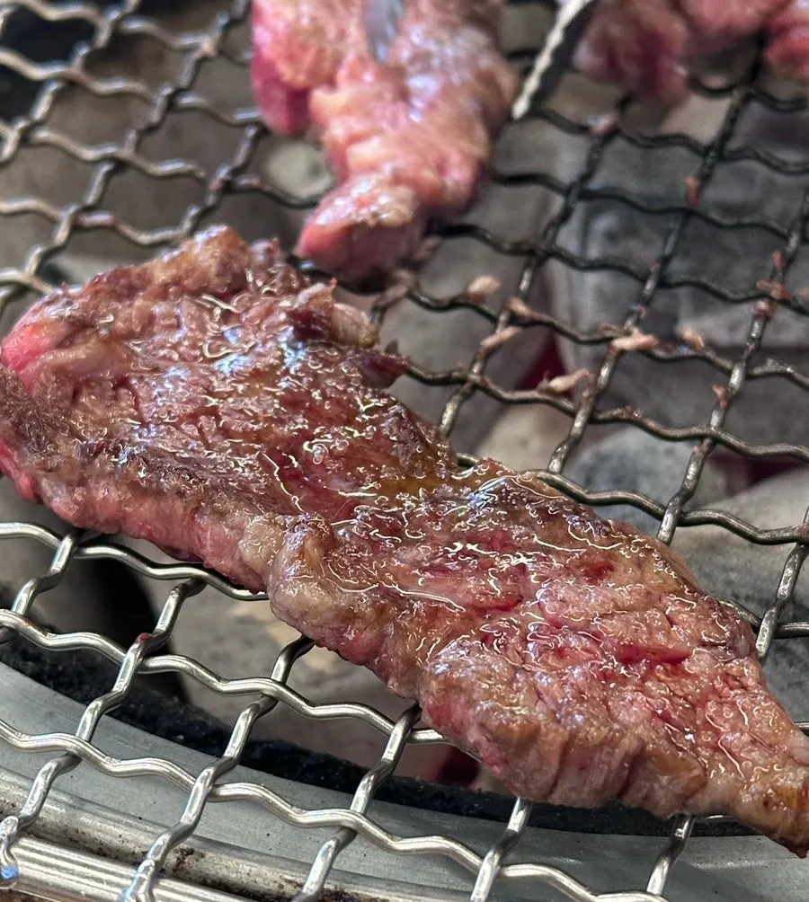 숯불 석쇠 위에서 익는 한우 갈빗살
