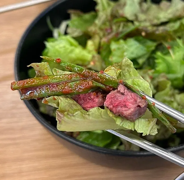 고기 위에 올린 매콤한 파김치