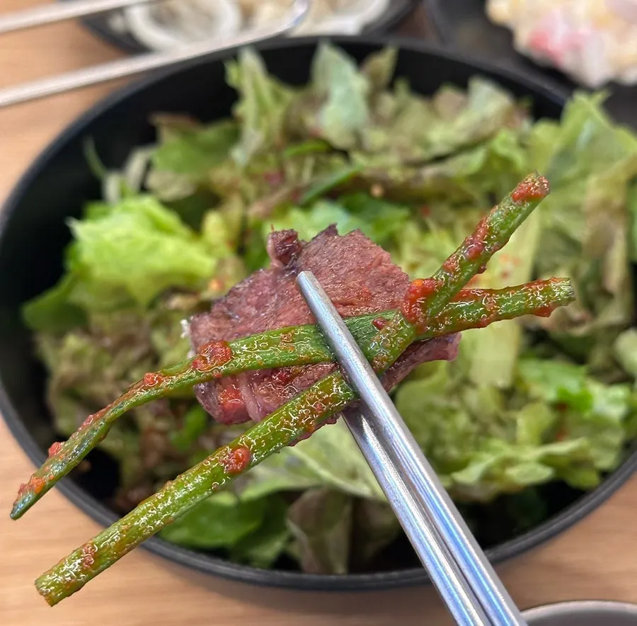 백김치에 고기와 파김치를 싸 먹는 조합