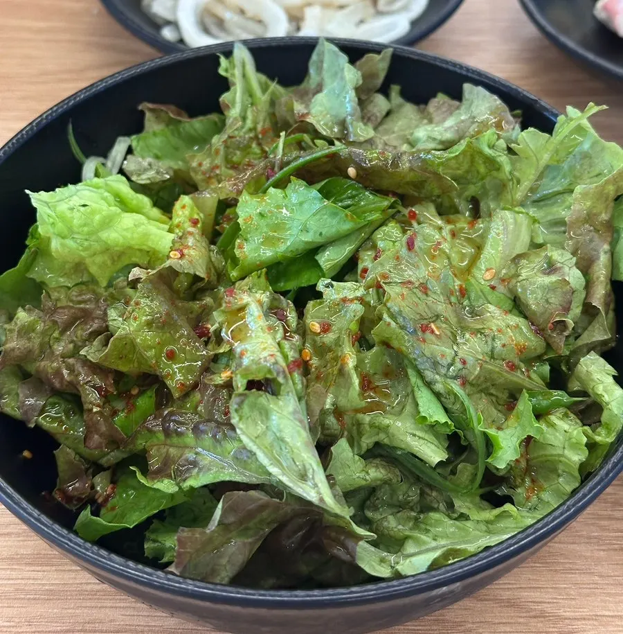 고기와 밑반찬이 차려진 테이블