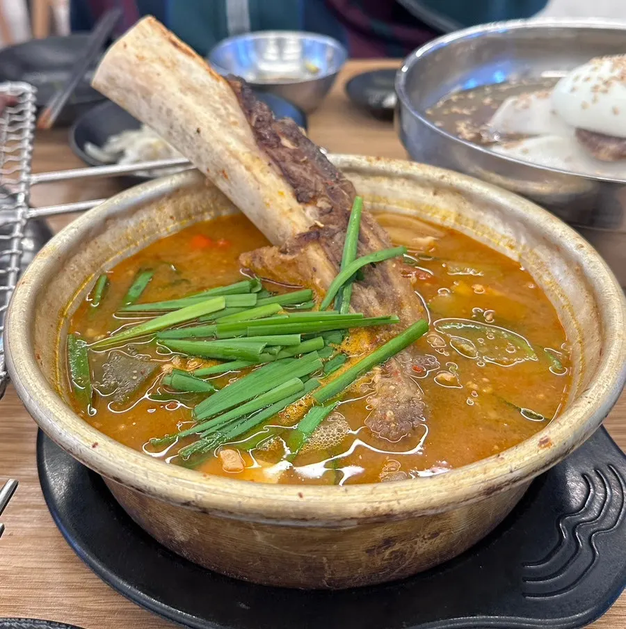 두부와 애호박이 푸짐한 된장찌개 속