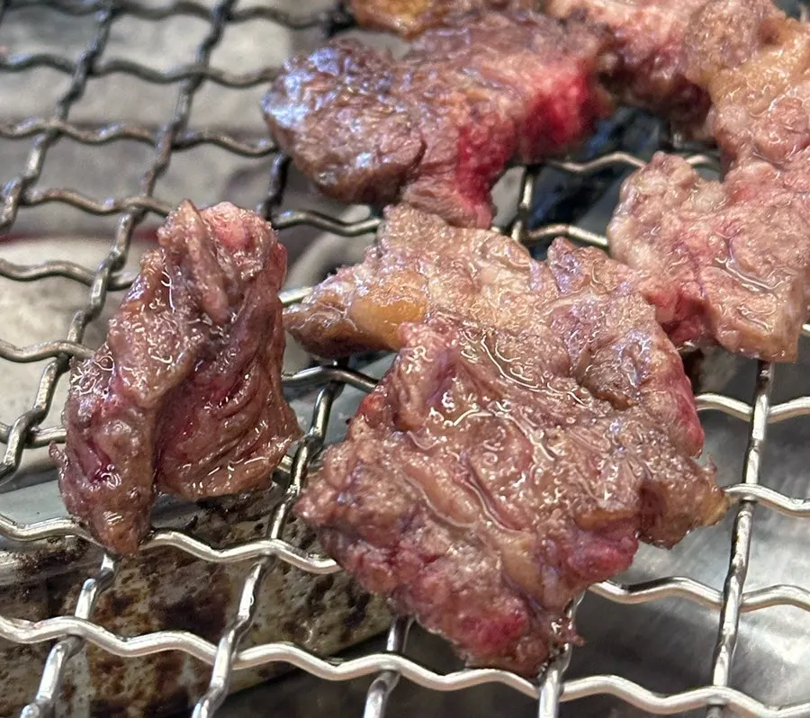 소주잔과 함께한 한우 갈빗살 상차림