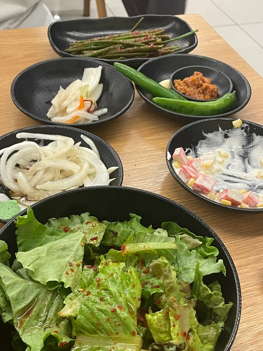 기본 반찬과 백김치 상차림