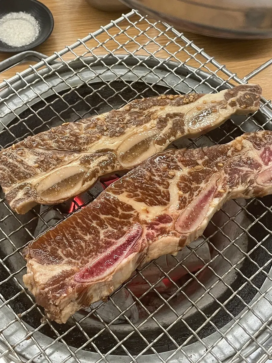 양념 입힌 LA갈비 접시 클로즈업