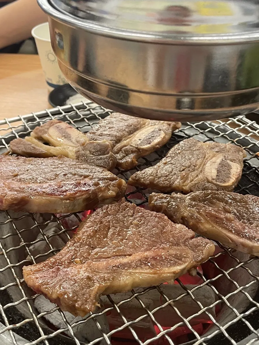 불판에 올린 LA갈비