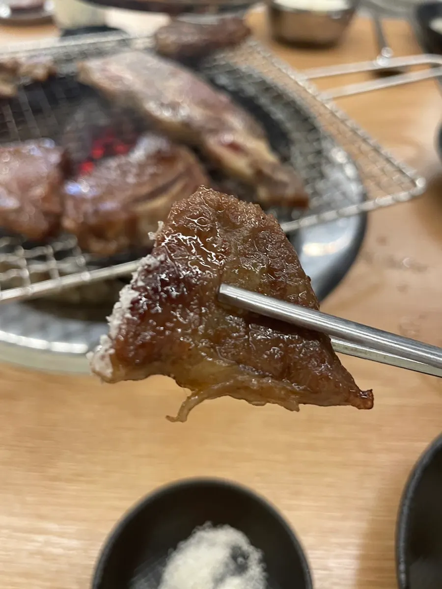소금장에 찍은 갈비 한 점