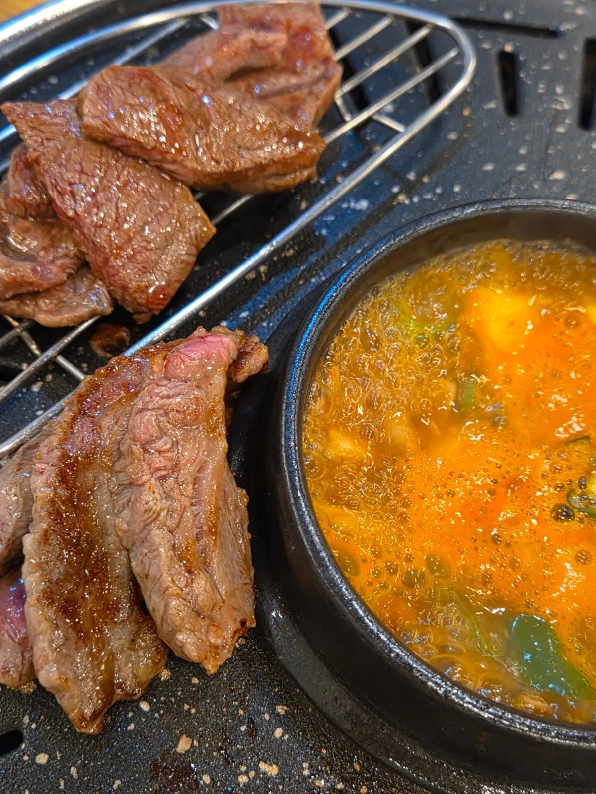 Jageun-so-hanmari beef spread with side dishes