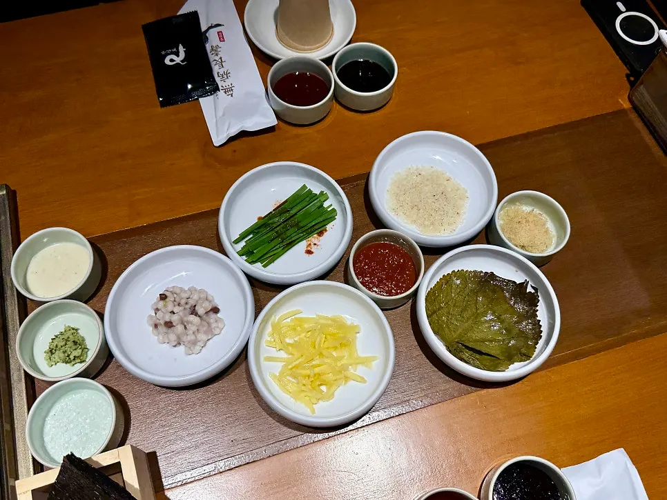 한상 가득 차려진 장심도 기본찬