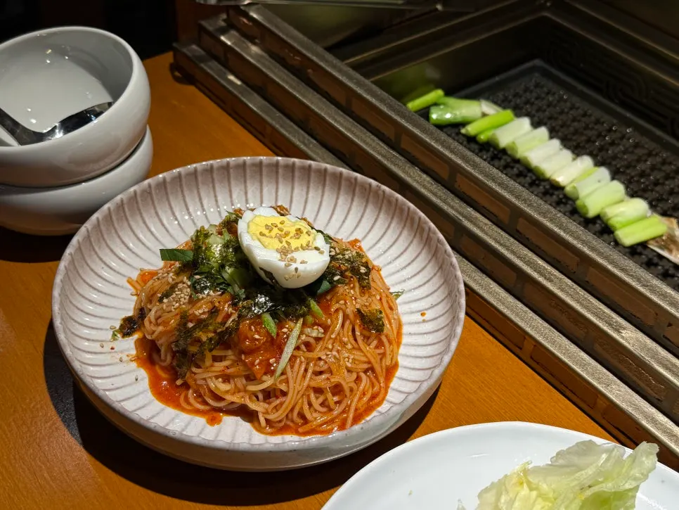 김가루와 삶은 계란 올린 비빔국수