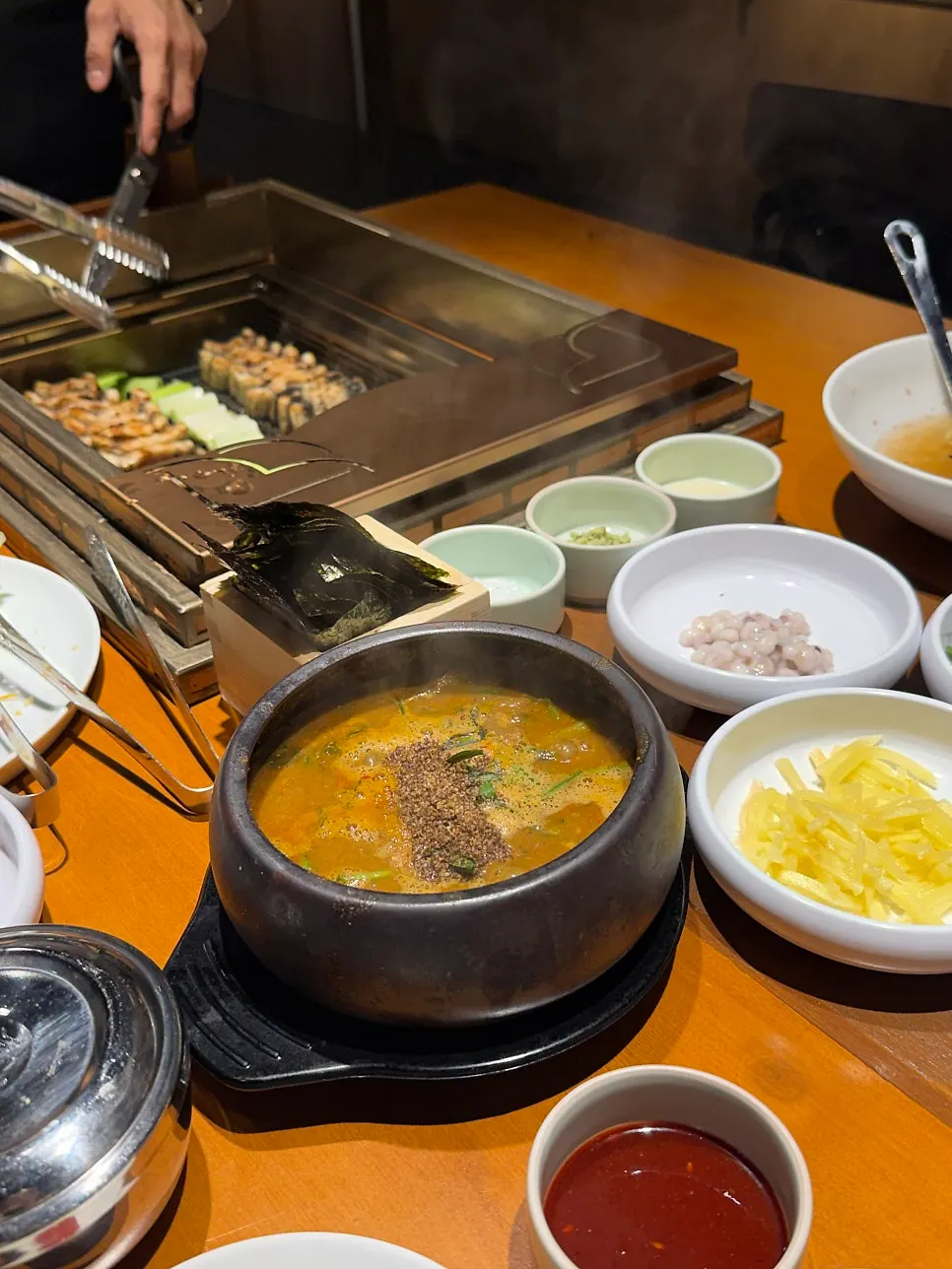 부추가 들어간 진한 국물의 장어탕