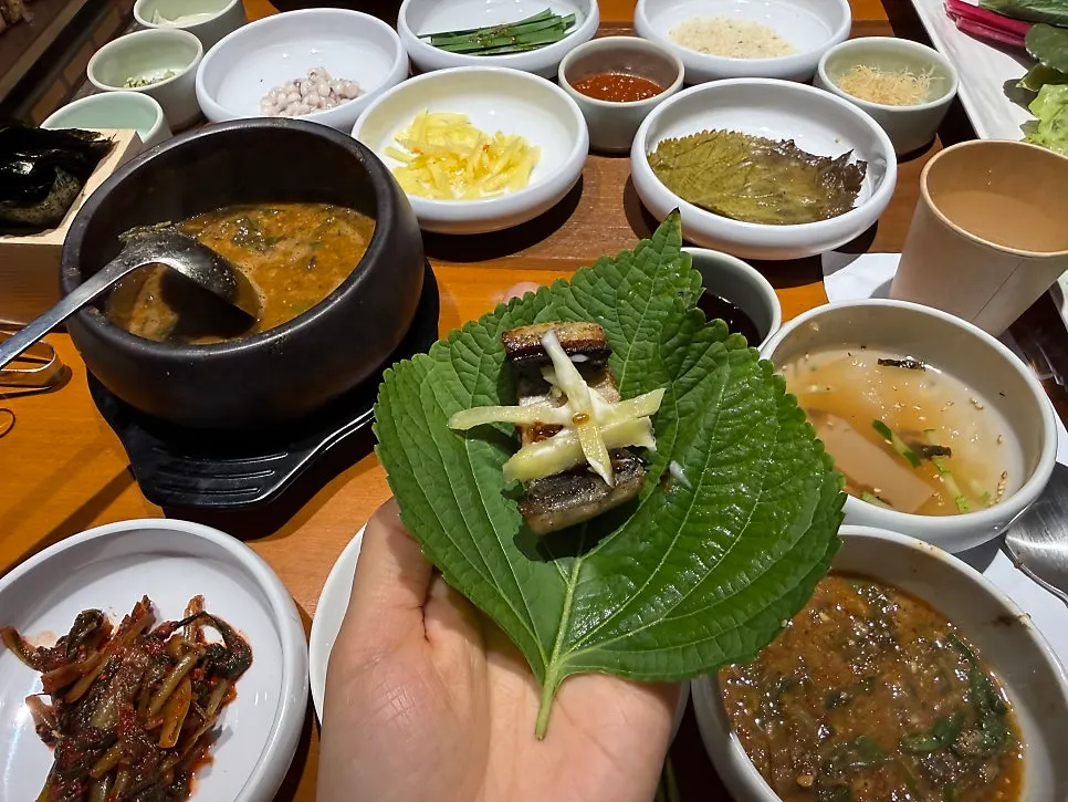 깻잎에 장어와 생강채를 올린 쌈
