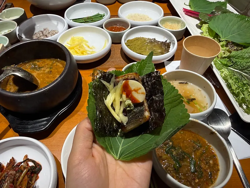 구운 김에 올린 장어 한 점