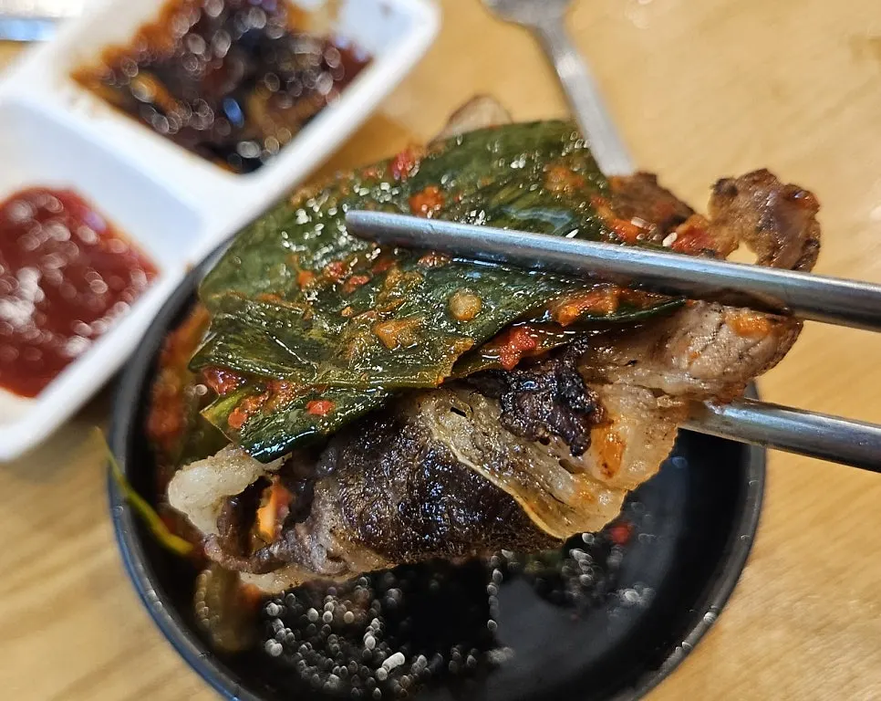 불판에 올린 소고기와 장어