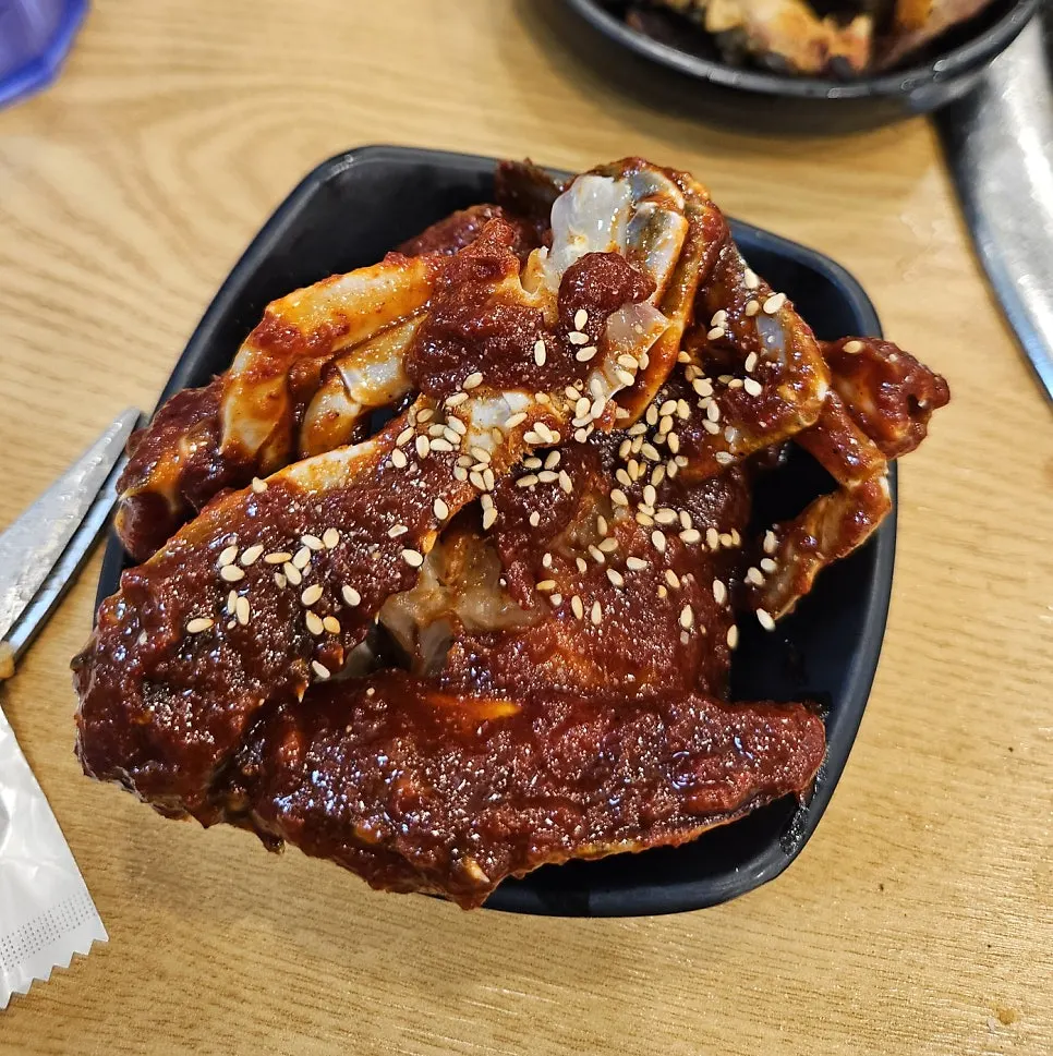 추가 주문한 양념게장과 탕수육