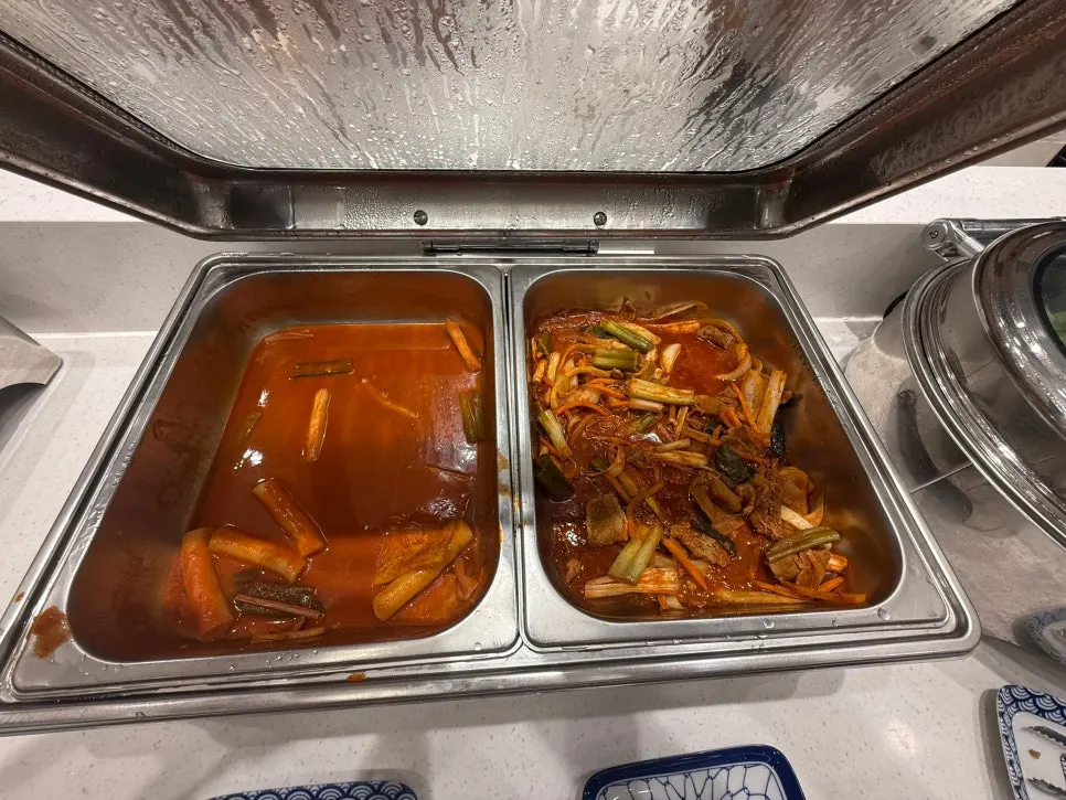 반찬과 즉석요리가 놓인 장소담 셀프바