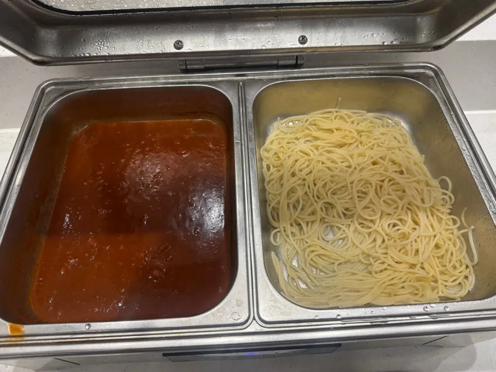 두부김치와 도토리묵이 있는 셀프바 코너