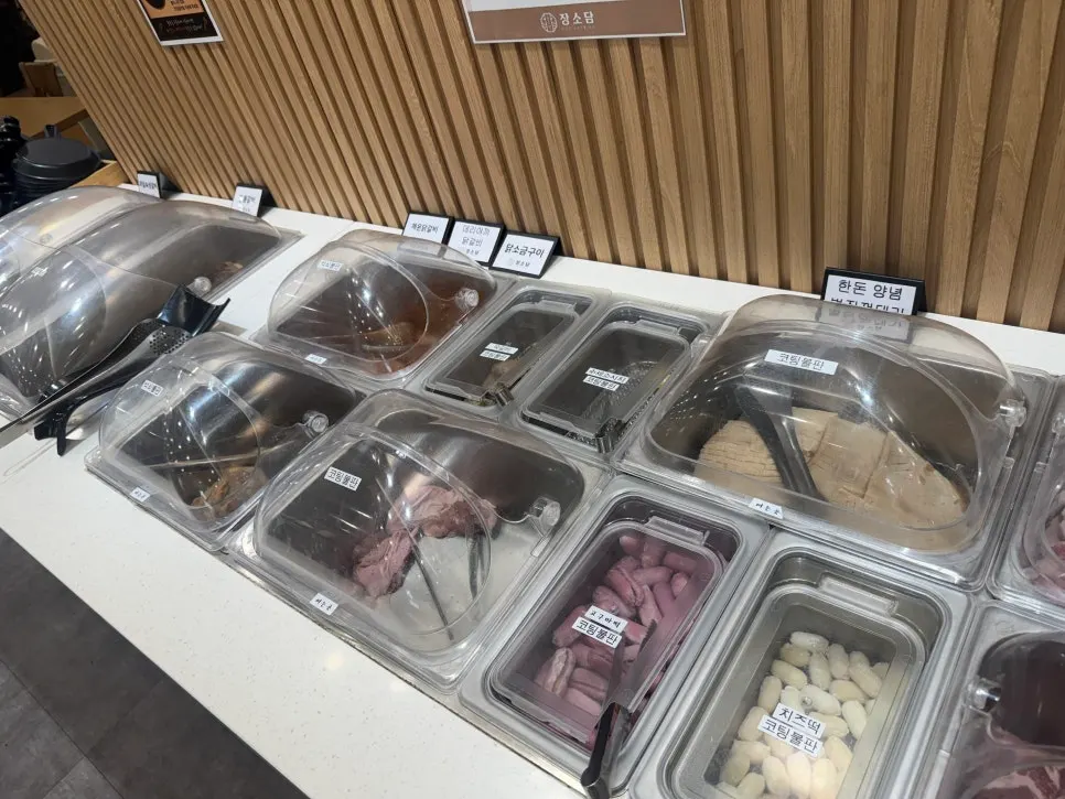 음료수 기계와 아이스크림, 과자 후식 코너