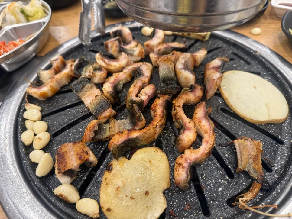 불판에 올린 두툼한 장어