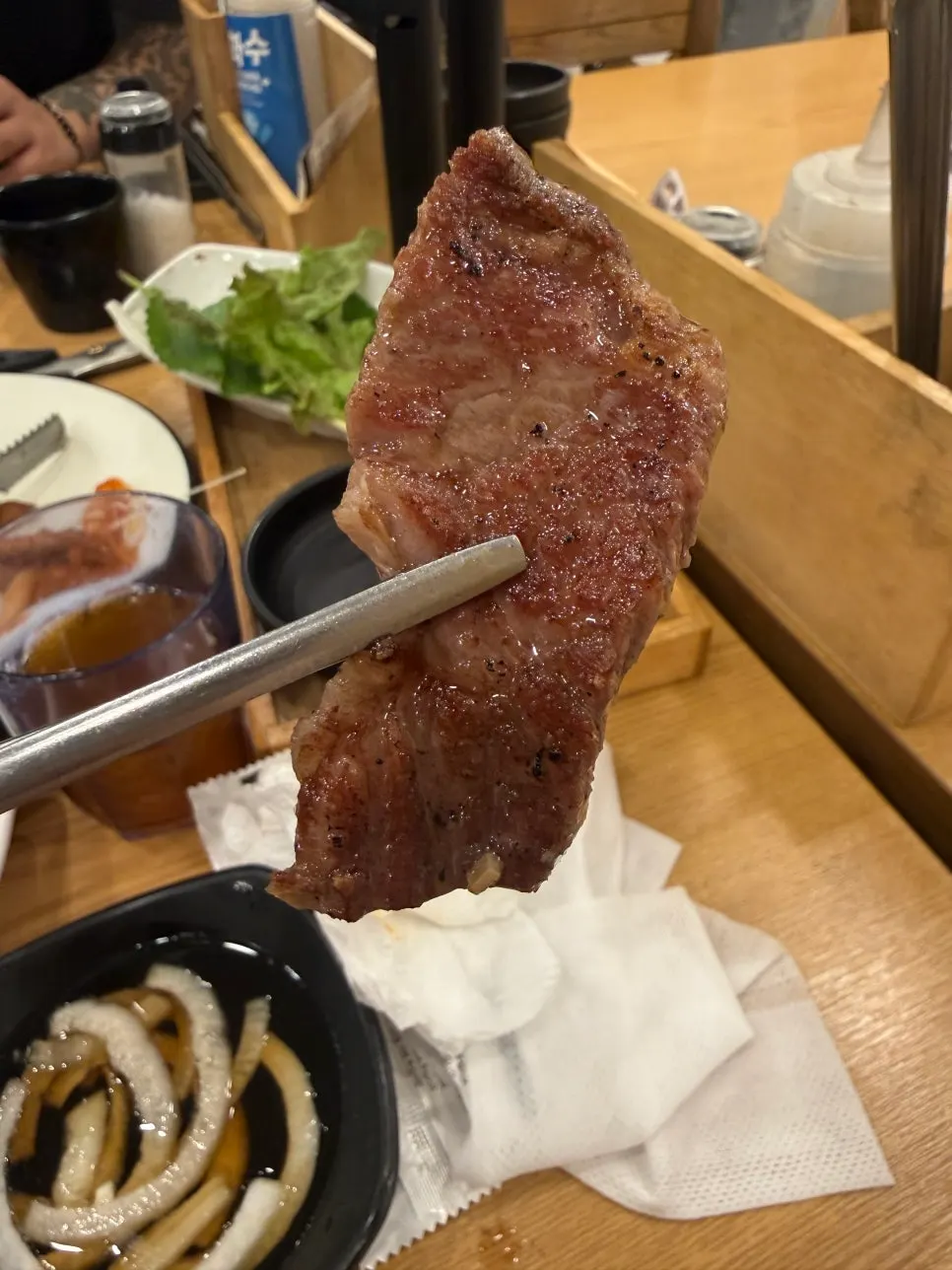 얇게 썰린 큼직한 소고기 한 장
