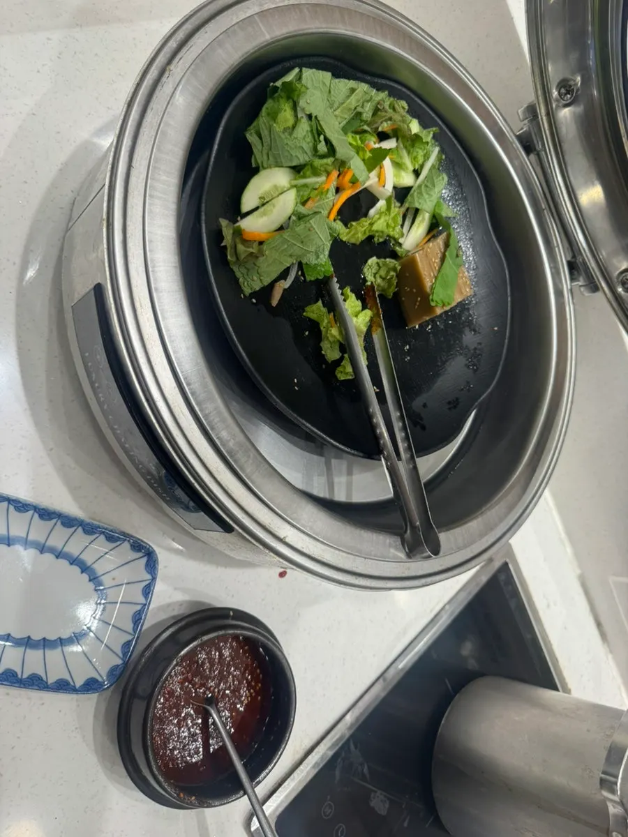 셀프바에 준비된 즉석 조리 음식