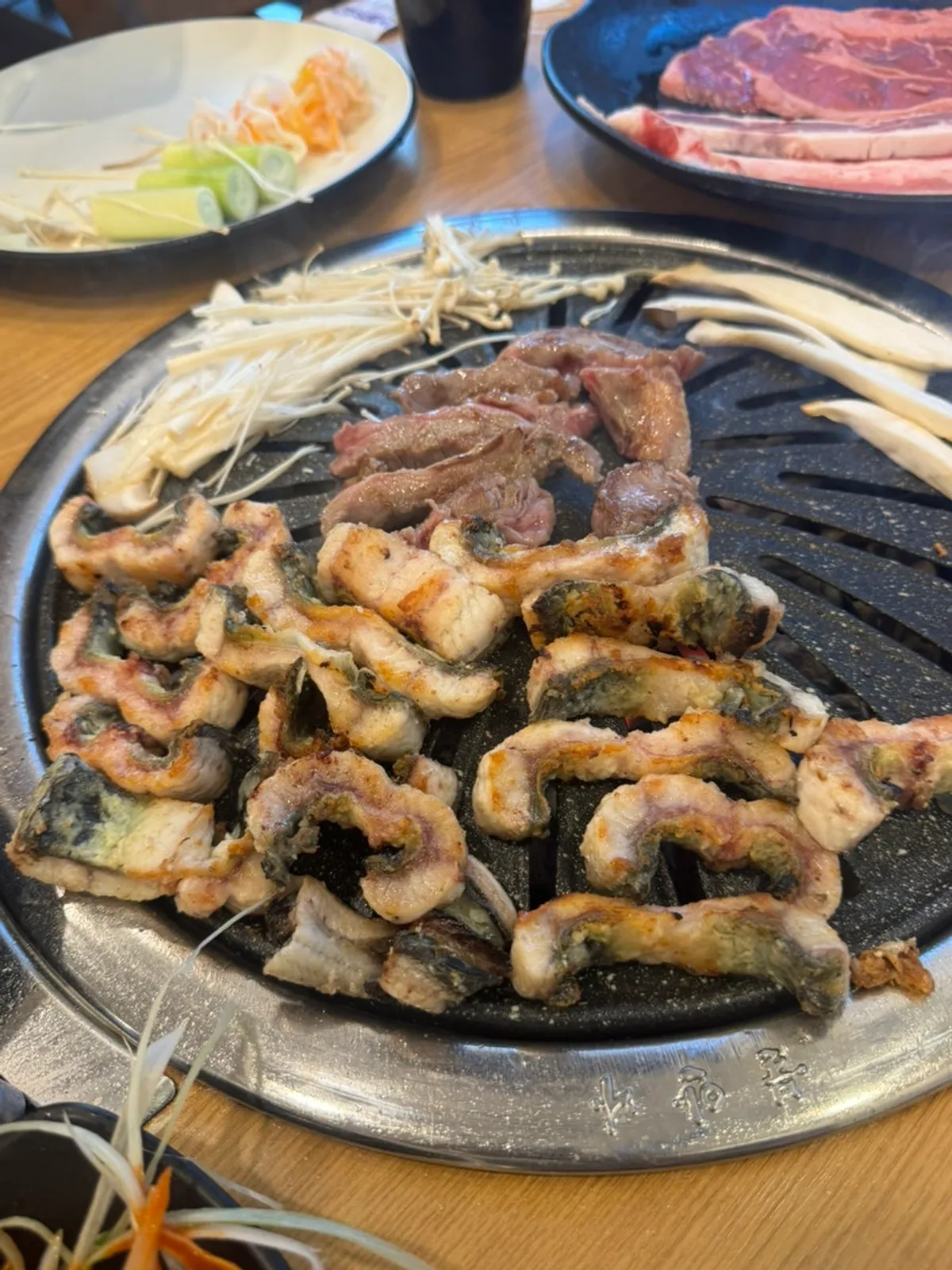 숯불 불판 위에서 구워지는 장어