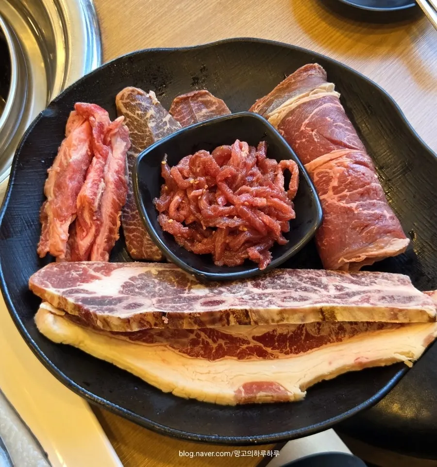 牛肉6種と真ん中のユッケが盛られた皿