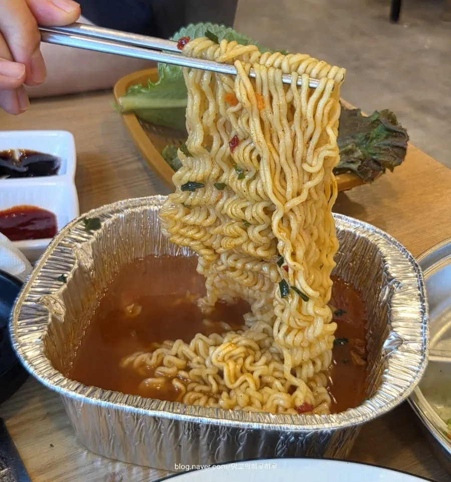 焼き網の上で焼かれる追加のウナギ