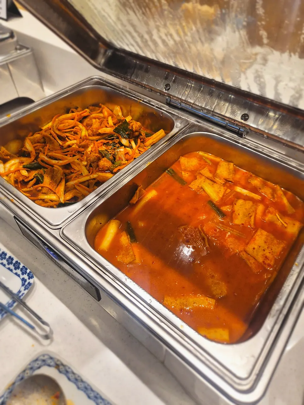 장어와 곁들임 반찬이 놓인 테이블