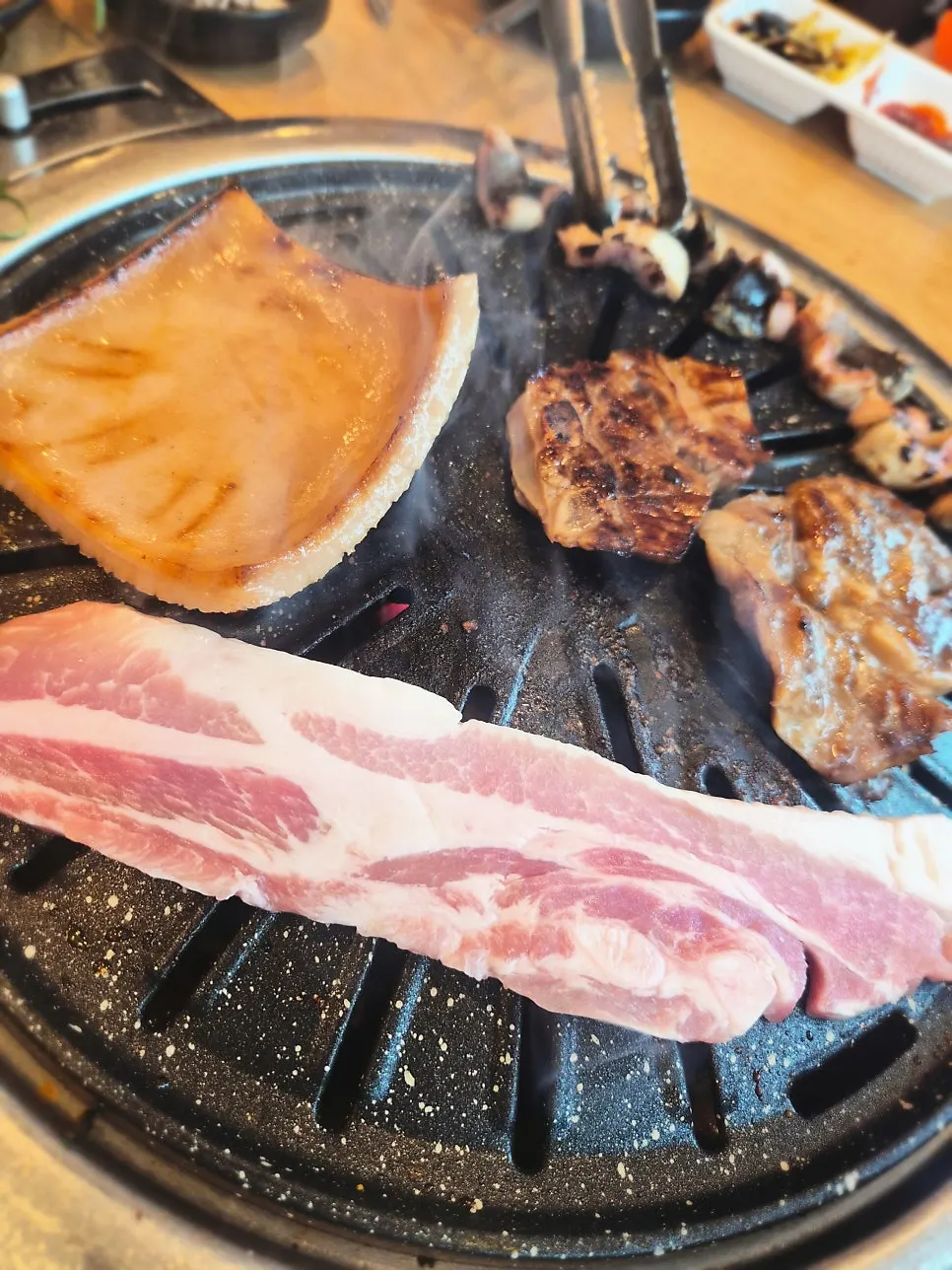 돼지고기와 닭갈비가 놓인 장소담 셀프바