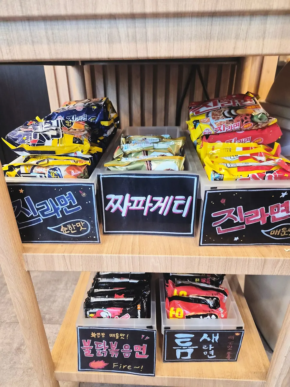 양념게장 한 조각을 집어 든 모습