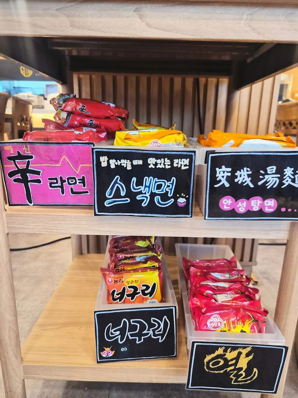 고기와 함께 차려진 양념게장 상차림