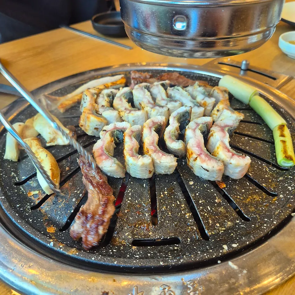 Eel and side dishes on the grill plate