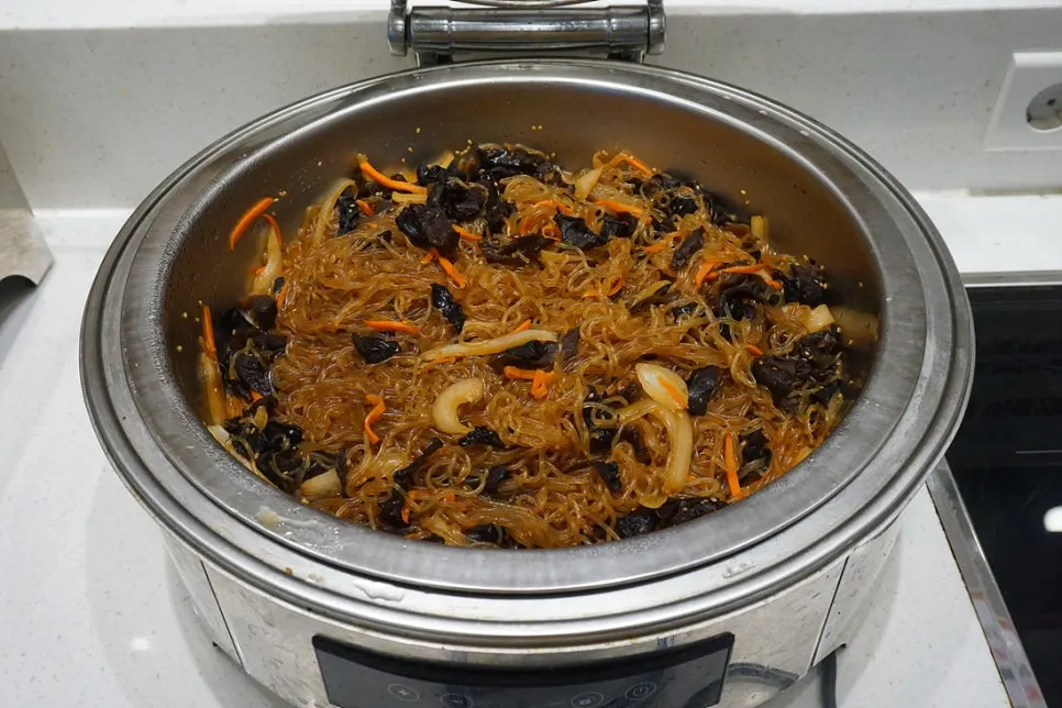 Warm ready-made dishes like jeyuk-bokkeum and tteokbokki on the self-bar