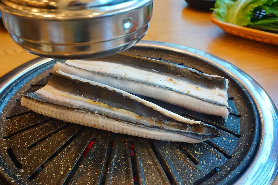 Freshwater eel and beef served on a large plate